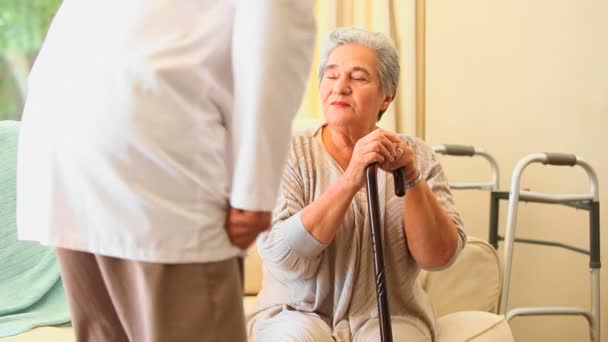 Doctor visiting a worried older patient — Stock Video