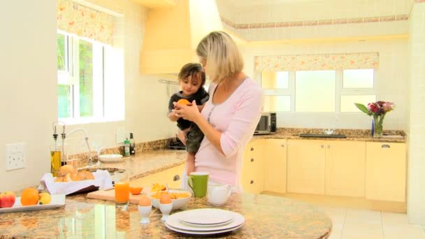 Hombre en la cocina apresurándose antes de ir a trabajar — Vídeo de stock