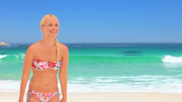 Kobieta z piłki plażowej — Wideo stockowe