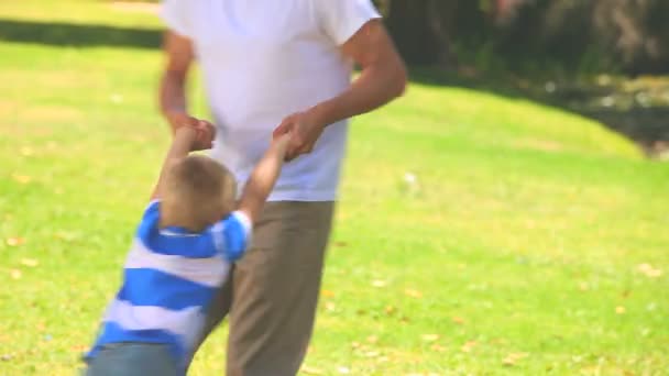 Młody człowiek bawiący się z synem — Wideo stockowe