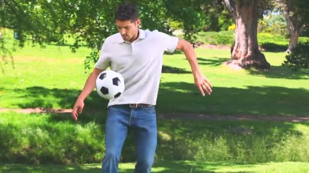 若い男がボールで遊んでいて — ストック動画