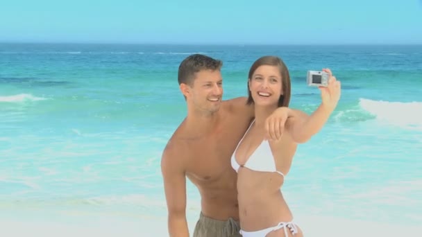 Doux couple prenant des photos et s'amusant — Video