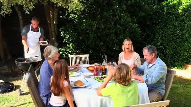 Familie barbecue in de tuin — Stockvideo