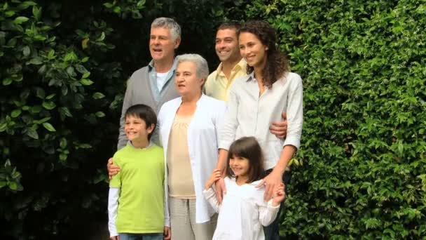 Tres generaciones posando para una foto — Vídeo de stock