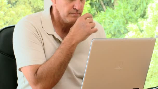 Homem trabalhando duro em seu laptop — Vídeo de Stock