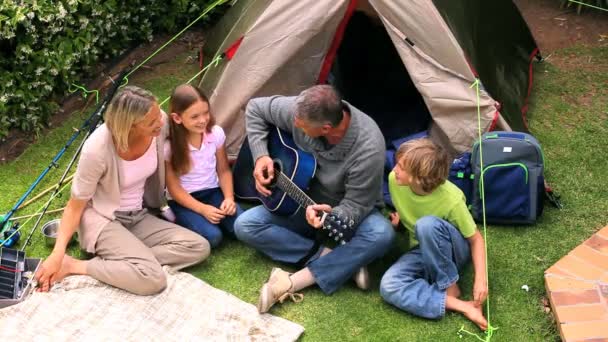 Батько грає на гітарі перед своєю сім'єю — стокове відео