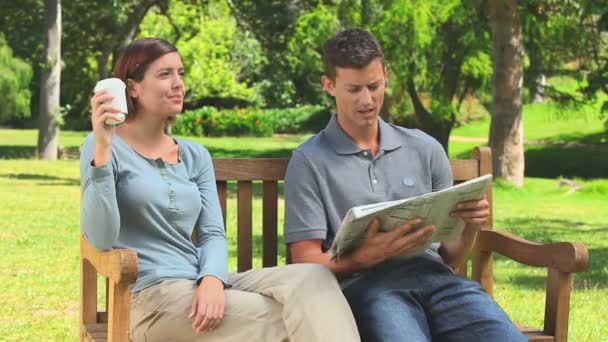 Jovem casal lendo um jornal — Vídeo de Stock