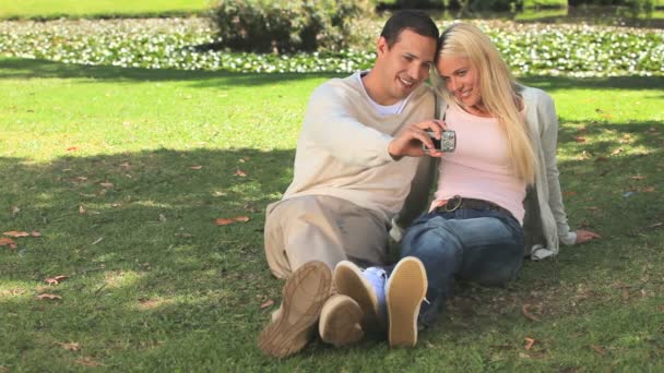 若いカップルが自分の写真を撮る — ストック動画