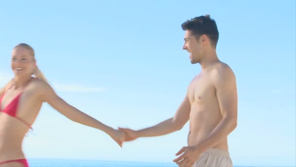 Красивая пара танцует на пляже — стоковое видео