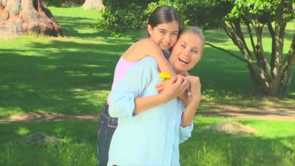 Молода дівчина обіймає матір — стокове відео