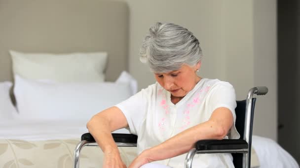 Mujer en silla de ruedas despertando y sonriendo — Vídeos de Stock