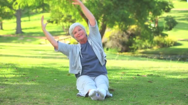 Mature woman doing her stretches — Stock Video