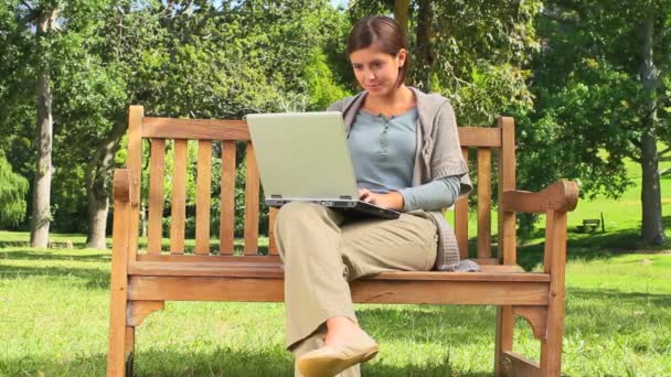 Mujer joven charlando en su computadora portátil — Vídeos de Stock