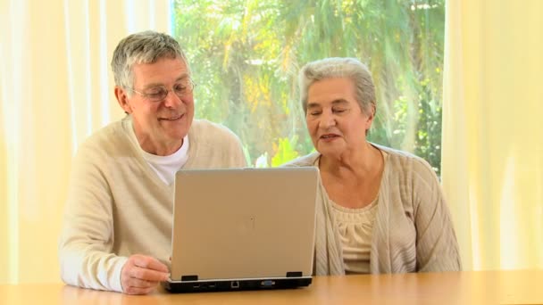 Casal de idosos usando um laptop — Vídeo de Stock