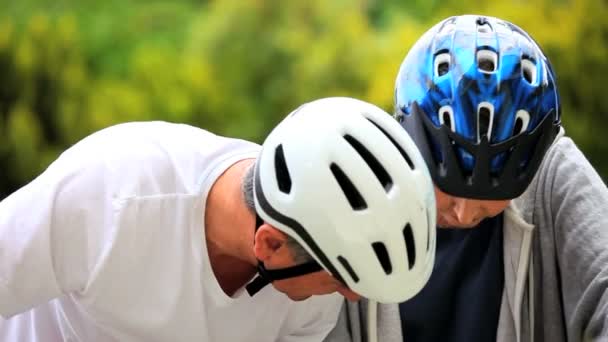 Pareja madura en sus bicicletas — Vídeos de Stock