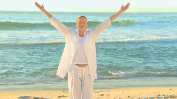 Frau macht Yoga am Strand — Stockvideo