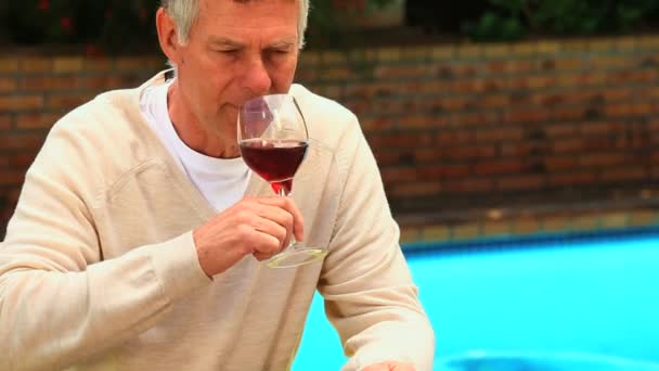 Homem degustando um copo de vinho tinto — Vídeo de Stock