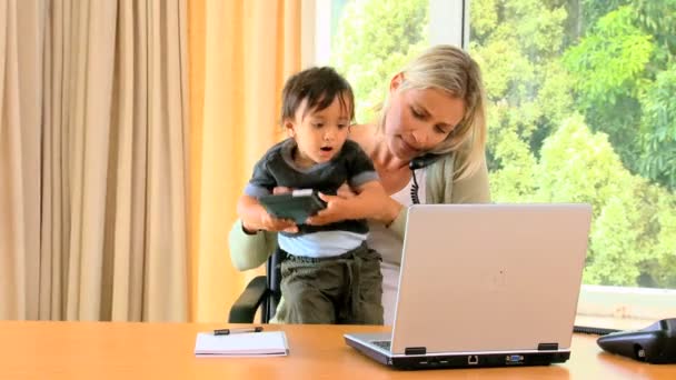 Baby hilft Mutter bei Büroarbeit — Stockvideo