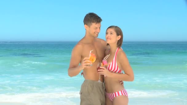 Mignon sourire couple cliquetis verres et cocktails à boire — Video