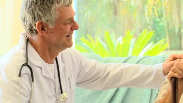Médico animando a una paciente madura — Vídeo de stock