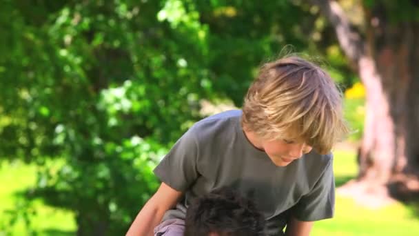 Young boy having fun on his father's shoulders — Stock Video