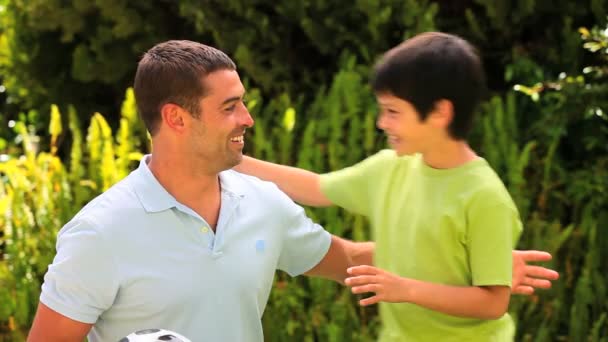 男人与他的儿子打球 — 图库视频影像
