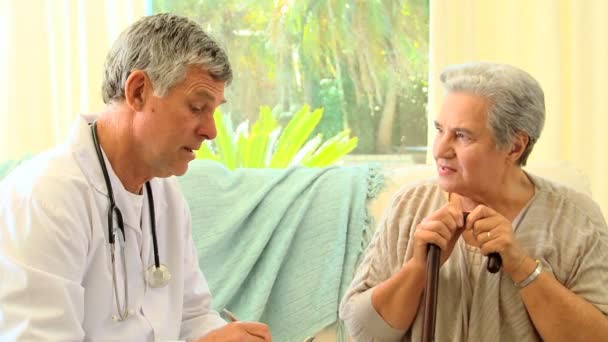 Зріла жінка пацієнт говорить зі своїм лікарем — стокове відео