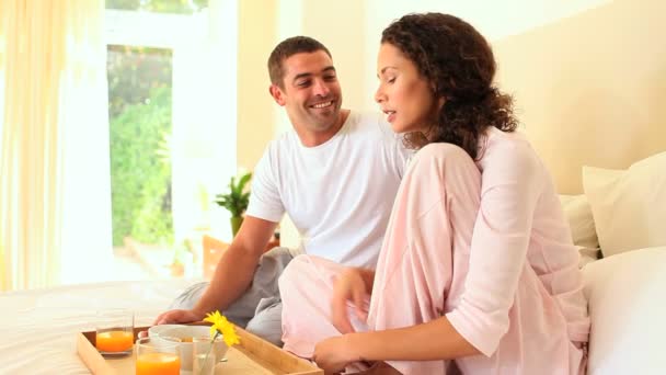 Jeune couple prenant le petit déjeuner au lit — Video