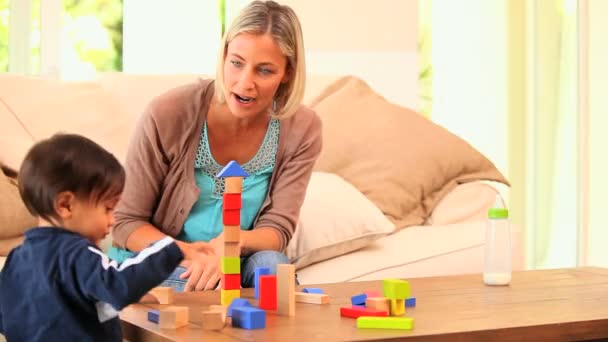 Bebé aprendiendo a construir una torre con bloques — Vídeos de Stock