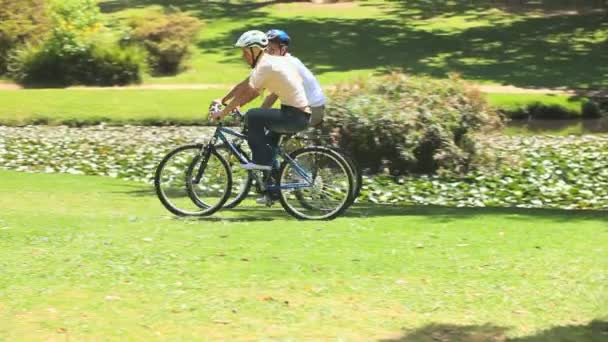 Young couple cycling — Stock Video