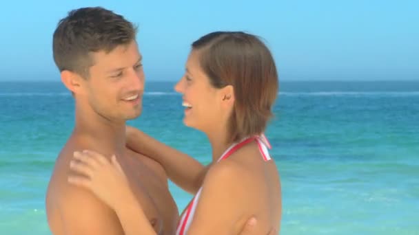 Hermosa pareja abrazándose en una playa — Vídeo de stock