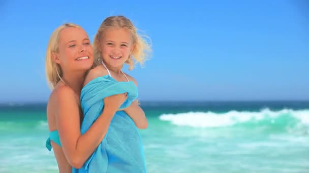 Mulher loira atraente secando sua filha wih uma toalha — Vídeo de Stock