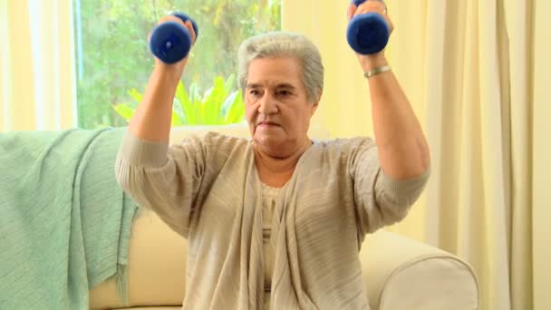 Mujer madura haciendo ejercicio usando pesas — Vídeos de Stock