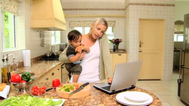 Matka niosąca syna w kuchni — Wideo stockowe