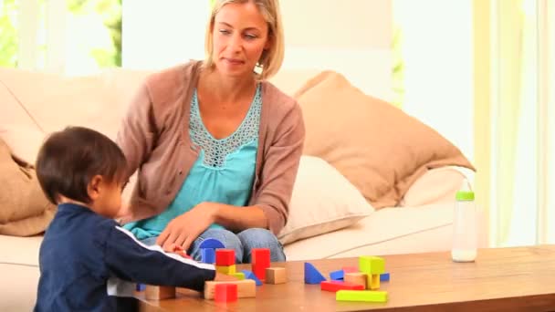 Pequeño niño jugando con lego — Vídeos de Stock
