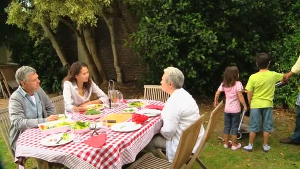 Crianças ajudando com churrasco almoço no jardim — Vídeo de Stock