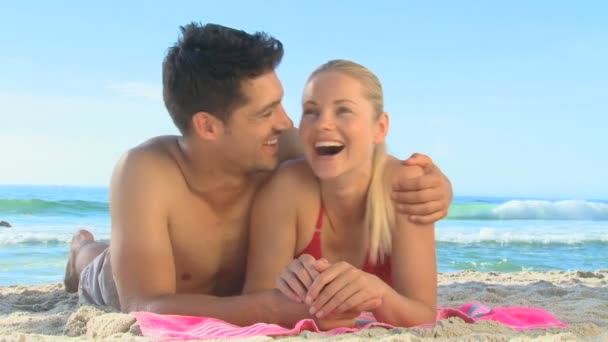 Bonito casal deitado em uma praia — Vídeo de Stock