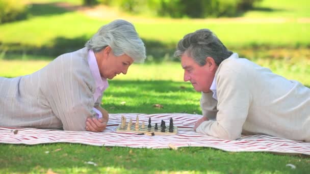 Зрелая пара играет в шахматы — стоковое видео