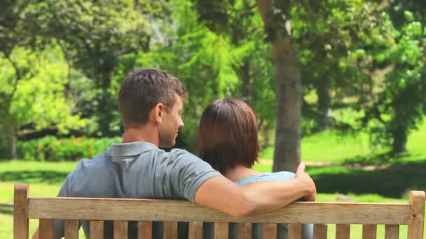 Casal jovem em um banco — Vídeo de Stock