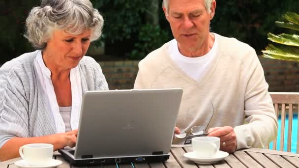 Пожилая пара покупает онлайн — стоковое видео