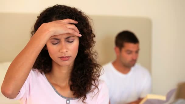 頭痛や首の痛みに苦しめられた若い女性 — ストック動画
