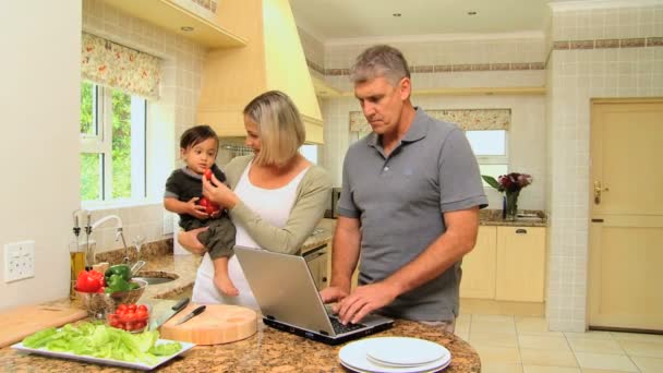Família bonito na cozinha — Vídeo de Stock