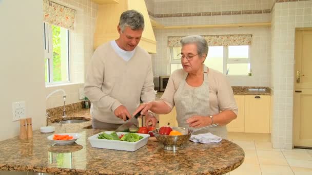 Couple d'âge mûr préparer des légumes — Video