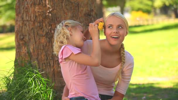 Junges Mädchen schenkt ihrer Mutter eine Blume — Stockvideo