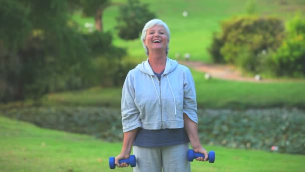 Femme mûre musculation extérieur — Video