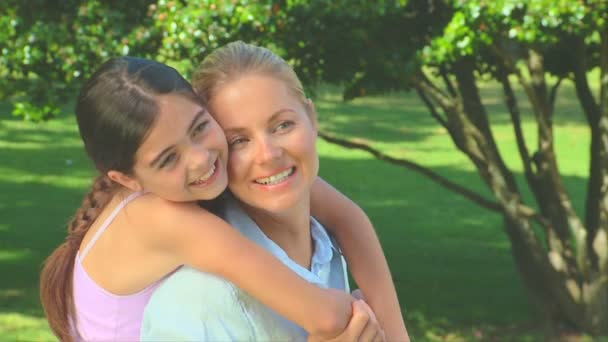 Jonge vrouw met plezier met haar dochter — Stockvideo