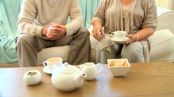 Couple chatting and drinking tea — Stock Video