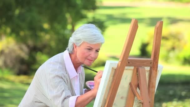 Mujer madura pintando — Vídeo de stock