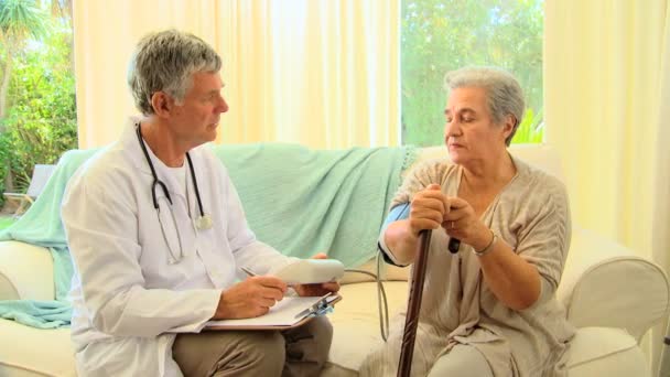 Médecin prenant la pression artérielle — Video