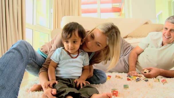 Eltern verbringen Zeit mit ihrem kleinen Kind — Stockvideo